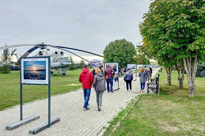 Парк выставка. Парк Сахарова. Выставка в парке Сахарова в Тольятти. Парк Сахарова Тольятти РАФ. Парк Сахарова Тольятти ГАЗ.